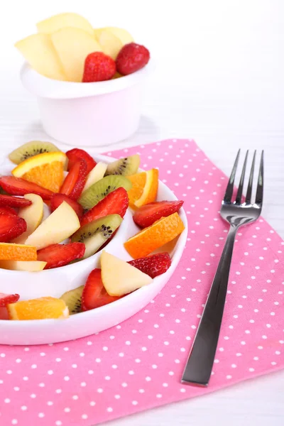 Varios frutos en rodajas en el plato en primer plano de la mesa — Foto de Stock