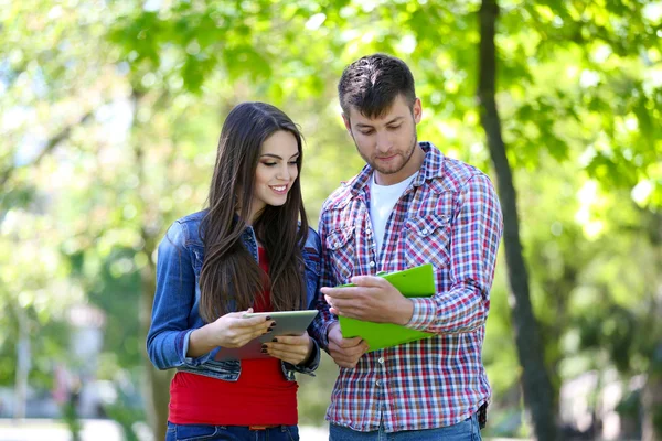 Estudantes felizes no parque — Fotografia de Stock