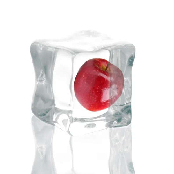 Cubo de hielo y manzana aislados en blanco — Foto de Stock