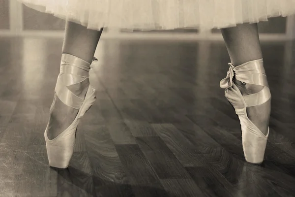 Bailarina piernas en puntas en tonos grises — Foto de Stock