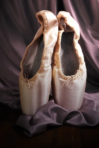 Sapatos de ballet pointe no fundo da tela — Fotografia de Stock