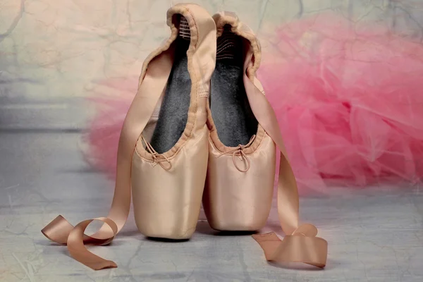 在舞厅地板上芭蕾备脚尖鞋 — 图库照片