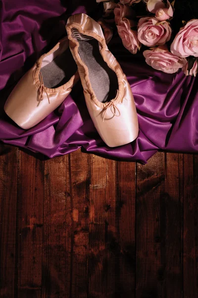 Zapatos de punto de ballet sobre fondo de madera — Foto de Stock