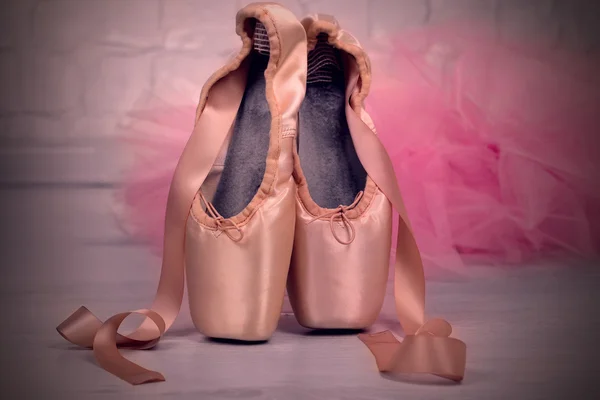 Ballet pointe shoes on floor — Stock Photo, Image
