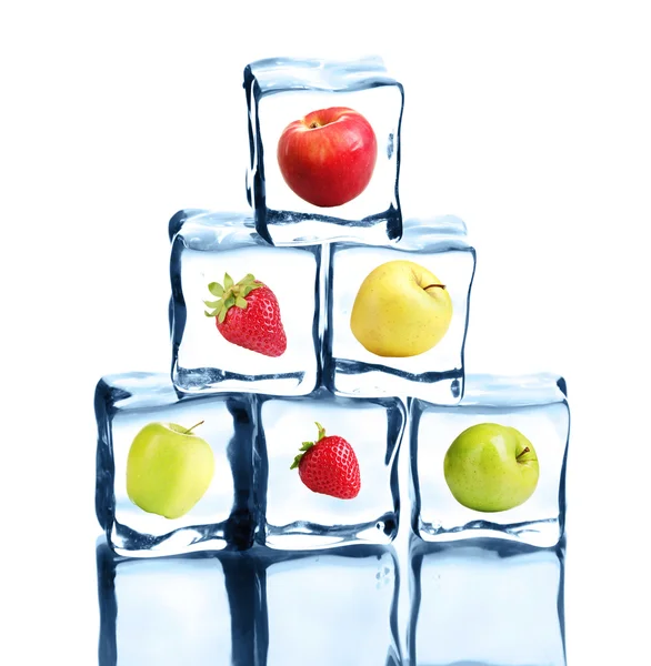 Cubos de hielo con frutas y bayas aisladas en blanco — Foto de Stock