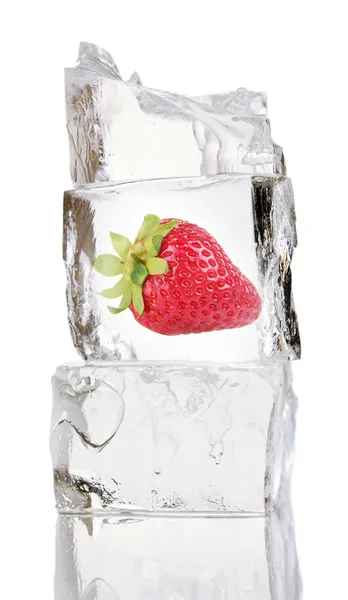 Cubos de gelo e morango isolados sobre branco — Fotografia de Stock