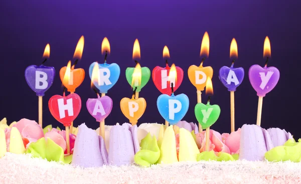 Torta di compleanno con candele su sfondo viola — Foto Stock
