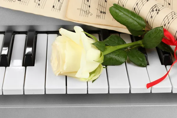 Bakgrund av piano keyboard — Stockfoto