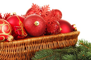 sepet ve çam dalları üzerinde beyaz izole Noel süsleri