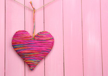 Ahşap arka planda dekoratif kalp