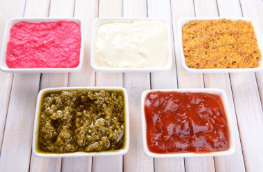 Tablo yakın çekim üzerinde çeşitli soslar