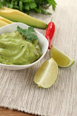 tablo üzerinde kase taze guacamole