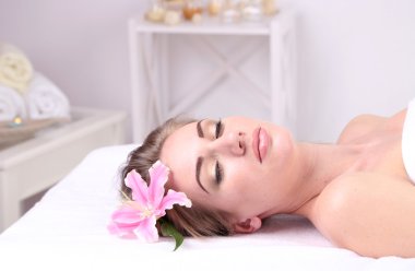 güzel bir genç kadın olan spa salonda rahatlayın yakın çekim