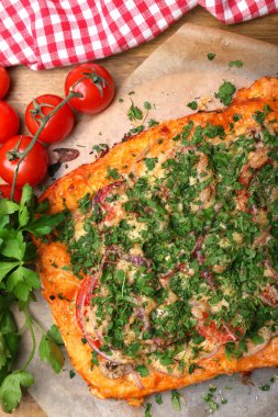 ev yapımı pizza pişirme kağıdı üzerinde kapat