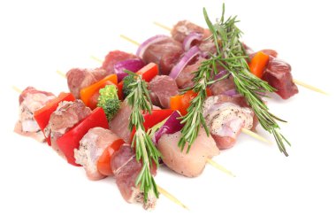 beyaz izole pişmemiş domuz kebap