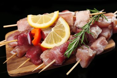 siyah arka plan üzerine çiğ domuz kebap