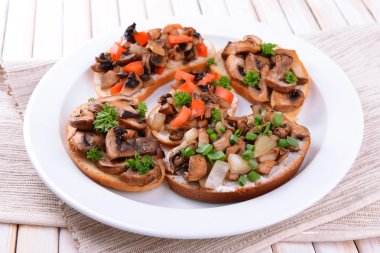 lezzetli bruschetta mantar plaka üzerinde tablo yakın çekim