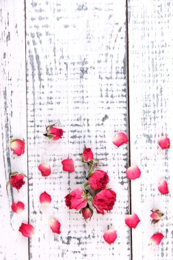 eski ahşap zemin üzerinde güzel pembe kurutulmuş güller