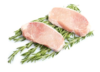 çiğ et biftek üzerine beyaz izole otlar ile