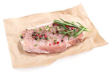 baharat otlar, çiğ et biftek üzerine beyaz izole