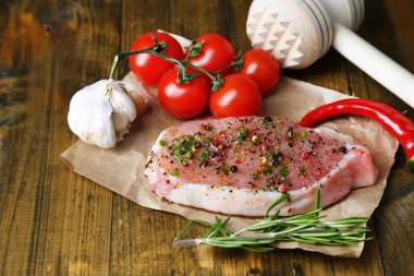 çiğ et steak ahşap zemin üzerine baharat otlar