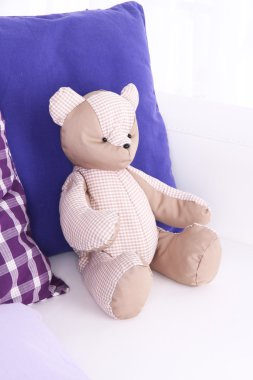 kanepe yastık ile oyuncak ayı