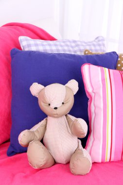 kanepe yastık ile oyuncak ayı