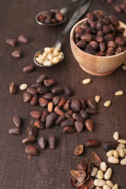 Sedir çam fıstığı kapta, ahşap tablo