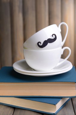 ahşap zemin üzerine masada bıyıklı Kupası