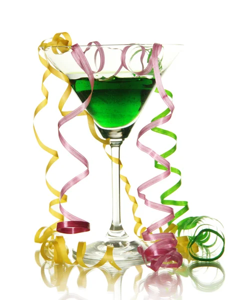 Glas cocktail en streamer na partij geïsoleerd op wit — Stockfoto