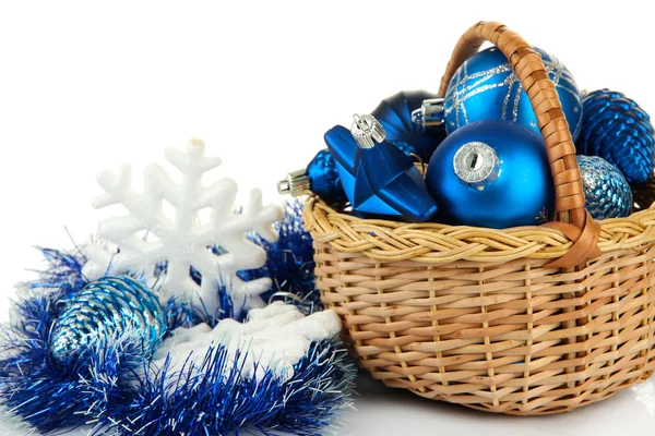 Décorations de Noël dans le panier isolé sur blanc — Photo