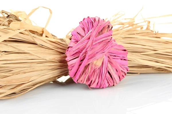 El yapımı için dekoratif saman ve saman, kalp üzerinde beyaz izole — Stok fotoğraf