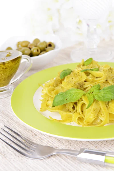 Leckere Pasta mit Pesto auf dem Teller aus nächster Nähe — Stockfoto