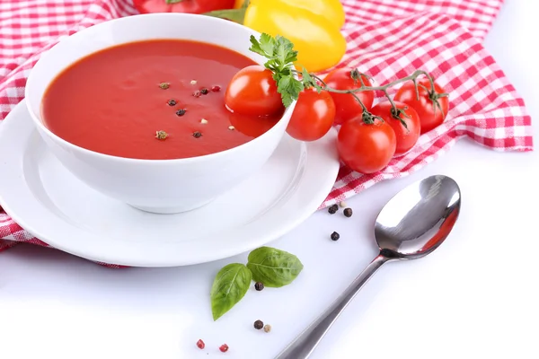 Leckere Tomatensuppe und Gemüse, isoliert auf weiß — Stockfoto