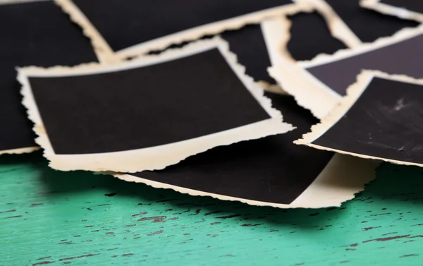 Fotos antiguas en blanco sobre fondo de madera de color —  Fotos de Stock