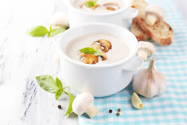 Pilzsuppe in weißen Töpfen, auf Serviette, auf Holzgrund — Stockfoto