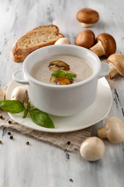 Pilzsuppe in weißen Töpfen, auf Serviette, auf Holzgrund — Stockfoto