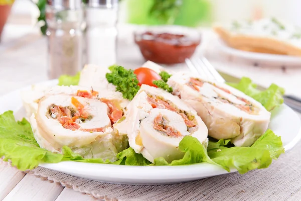 Delizioso rotolo di pollo sul piatto primo piano sul tavolo — Foto Stock