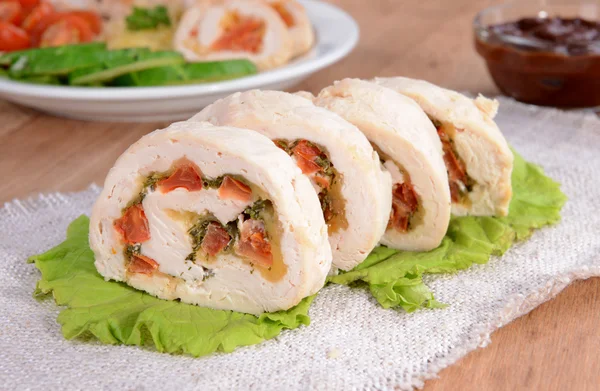 Delizioso rotolo di pollo sul piatto primo piano sul tavolo — Foto Stock