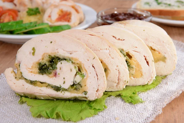 Delizioso rotolo di pollo sul piatto primo piano sul tavolo — Foto Stock