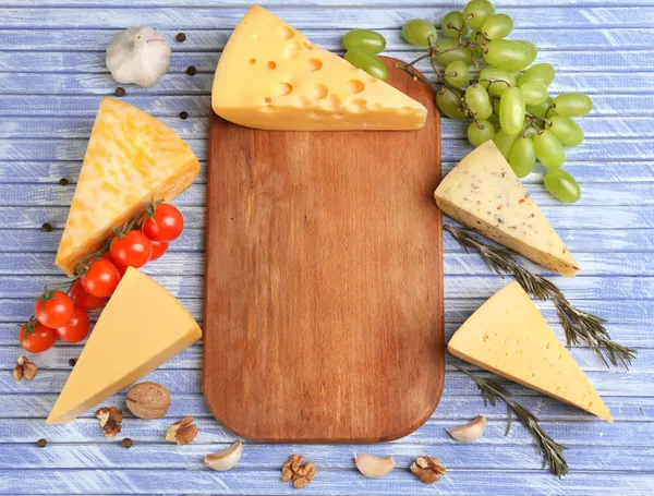 Verschillende Italiaanse kaas op houten tafel — Stockfoto