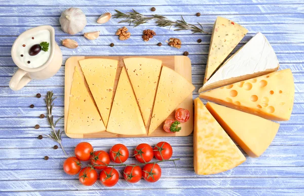木製のテーブルに異なるイタリアのチーズ — ストック写真