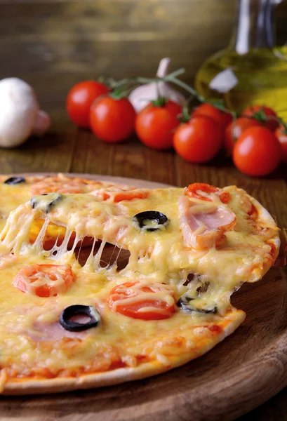 Sabrosa pizza en primer plano de la mesa —  Fotos de Stock