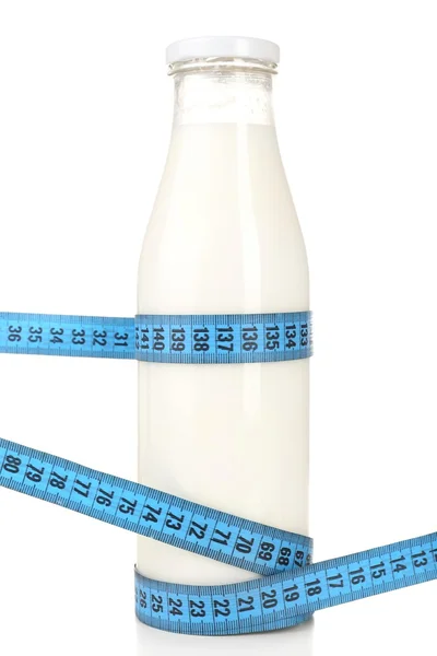 Botella de leche con cinta métrica aislada en blanco —  Fotos de Stock