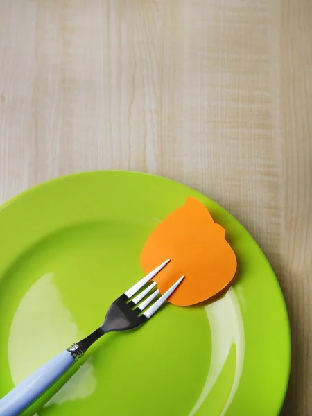 Empty note paper attached to fork, on plate, on color wooden background — Stock Photo, Image