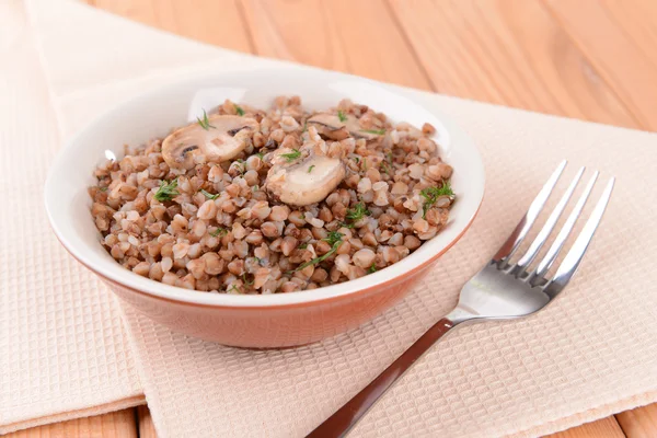 Boiled buckwheat in bowl on table close-up — Stock Photo, Image