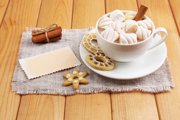 Xícara de chocolate quente com marshmallows — Fotografia de Stock