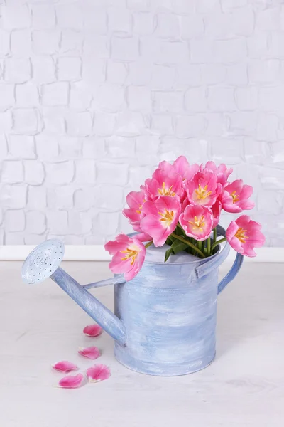 Mooie roze tulpen op grijze muurachtergrond — Stockfoto