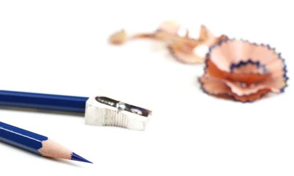 Bleistifte und Bleistiftspäne, isoliert auf weiß — Stockfoto