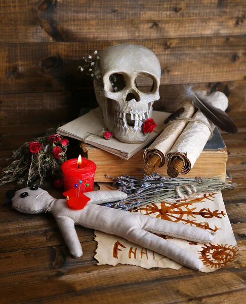 愛の魔法の概念的な写真。頭蓋骨、ブードゥー教の人形、ドライハーブ、暗い背景の木のろうそくコンポジション — ストック写真